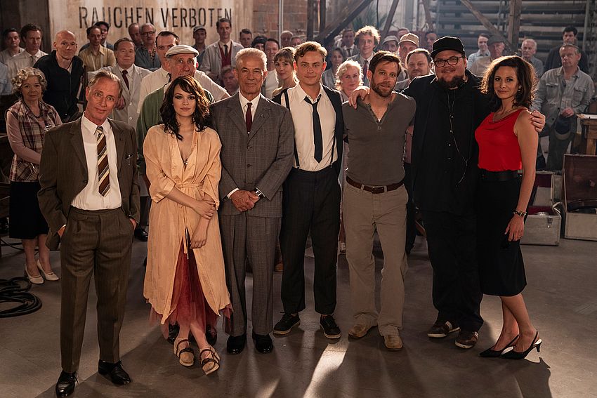 TRAUMFABRIK TRAUMFABRIK-Regisseur Martin Schreier (2 v. r.) mit seiner Besetzung